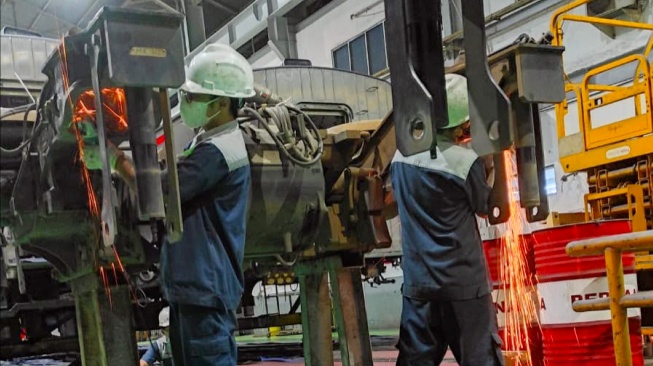 PT Kereta Api Indonesia (Persero) bersama PT Industri Kereta Api (Persero) atau INKA terus melakukan perawatan terhadap 7 trainset KRL iE305/CLI 225 untuk memastikan kesiapan sarana dalam mendukung operasional Commuter Line Jabodetabek. [Handout]