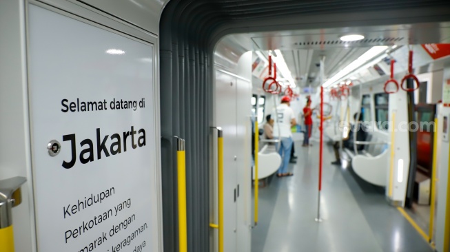 Penumpang menaiki rangkaian kereta LRT Jakarta di Stasiun LRT Manggarai, Jakarta, Rabu (16/9/2026). [Suara.com/Alfian Winanto]
