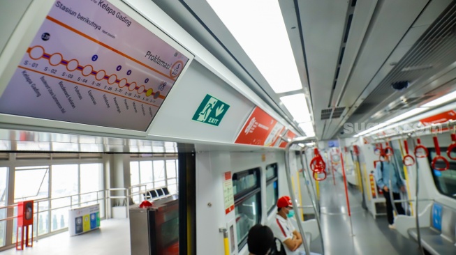 Penumpang menaiki rangkaian kereta LRT Jakarta di Stasiun LRT Manggarai, Jakarta, Rabu (16/9/2026). [Suara.com/Alfian Winanto]
