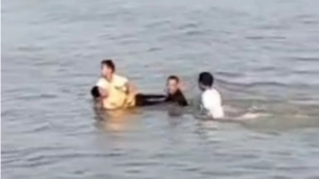 Pencarian Semalaman Berakhir Tragis, Siswa SMK Ditemukan Tewas 50 Meter dari Pantai Jatisari Rembang