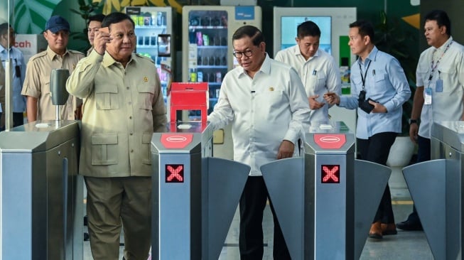 Presiden Prabowo Subianto (kiri) bersama Gubernur DKI Jakarta Pramono Anung (tengah) memasuki peron di Stasiun LRT Kelapa Gading, Jakarta, Rabu (16/9/2026). [ANTARA FOTO/Galih Pradipta/wsj]