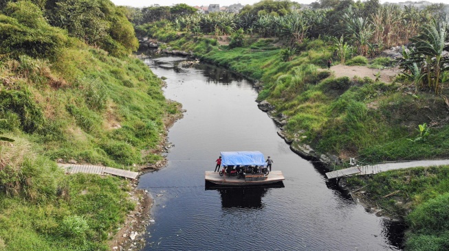 Foto udara Sungai Cileungsi yang airnya menghitam akibat tercemar limbah di kawasan Ciangsana, Gunung Putri, Kabupaten Bogor, Jawa Barat, Selasa (15/9/2026). [ANTARA FOTO/Yulius Satria Wijaya/kye]