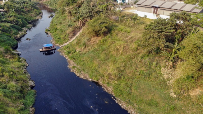Foto udara Sungai Cileungsi yang airnya menghitam akibat tercemar limbah di kawasan Ciangsana, Gunung Putri, Kabupaten Bogor, Jawa Barat, Selasa (15/9/2026). [ANTARA FOTO/Yulius Satria Wijaya/kye]