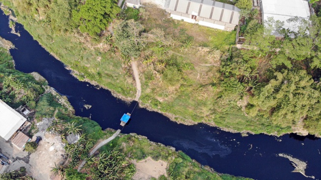 Foto udara Sungai Cileungsi yang airnya menghitam akibat tercemar limbah di kawasan Ciangsana, Gunung Putri, Kabupaten Bogor, Jawa Barat, Selasa (15/9/2026). [ANTARA FOTO/Yulius Satria Wijaya/kye]