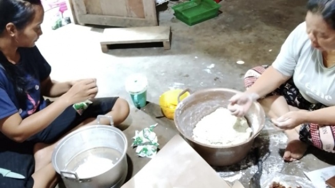 Kisa Perempuan Adat Sembuan Menjaga Hutan Sekaligus Menopang Kehidupan Keluarga