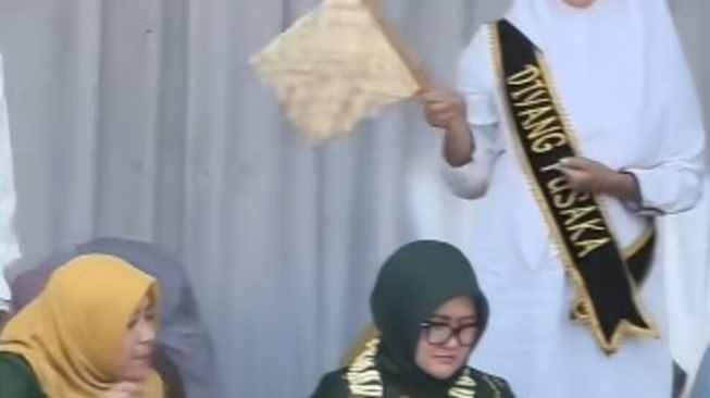 Viral Diduga Ibu Pejabat Dikipasi Saat Makan di Acara Maulid bak Zaman Firaun, Netizen Sindir Telak