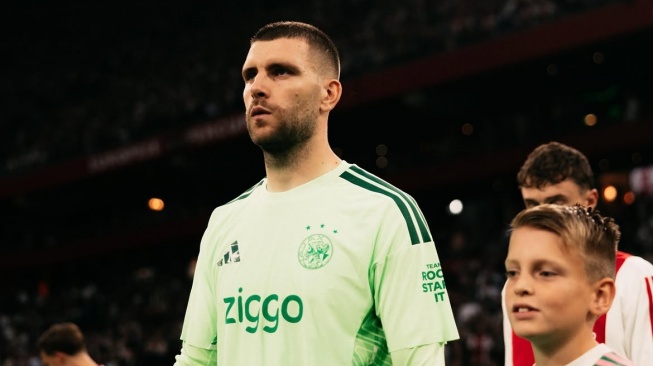 Dua pemain Timnas Indonesia, Maarten Paes dan Nathan Tjoe-A-On, sama-sama tampil saat Ajax Amsterdam menghancurkan Willem II dengan skor 5-1 pada laga tunda pekan ketiga Liga Belanda. [Instagram Maarten Paes]