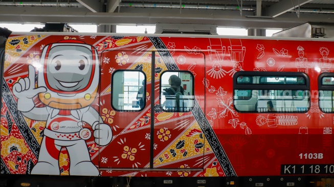 Penumpang menaiki rangkaian kereta LRT Jakarta di Stasiun LRT Manggarai, Jakarta, Rabu (16/9/2026). [Suara.com/Alfian Winanto]
