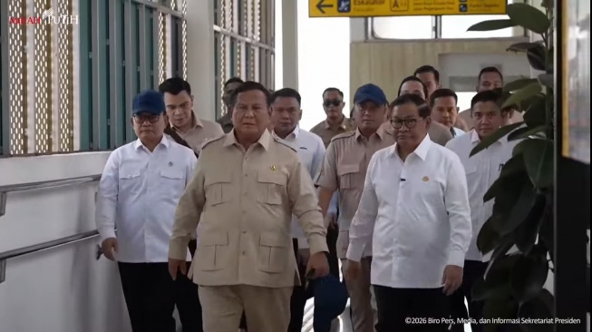 Gubernur DKI Jakarta Pramono Anung dan sejumlah anggota Kabinet Merah Putih mendampingi Presiden Prabowo saat menjajal LRT Jakarta rute Kelapa Gading-Manggarai, pada Rabu (16/9/2026). [Suara.com/Novian]