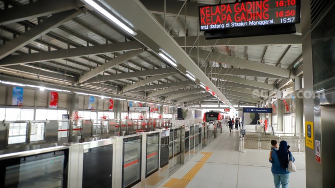Penumpang menunggu kedatangan rangkaian kereta LRT Jakarta di Stasiun LRT Manggarai, Jakarta, Rabu (16/9/2026). [Suara.com/Alfian Winanto]
