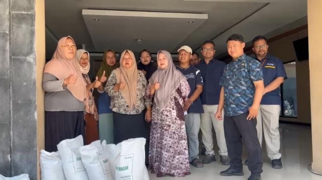Bulog setelah menerima masukan masyarakat terkait penyaluran Bantuan Pangan di Desa Ujung Semi dan Desa Guwa, Kecamatan Kaliwedi, Kabupaten Cirebon. (Dok: Bulog)