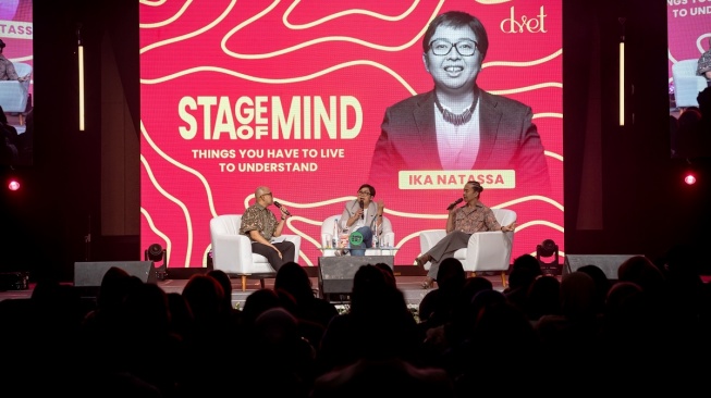 Ika Natassa menjadi salah satu pembicara di acara Stage of Mind 0.2 yang digagas Dave Henrik dan Iwet Ramadhan. Acara tersebut sukses dipadati lebih dari seribu anak muda yang ingin berdiskusi di ruang yang jujur di The Hall, Senayan City pada Sabtu (12/9/2026). [Instagram]