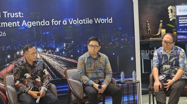 ASEAN Economist UOB, Enrico Tanuwidjaja (kanan) saat diskusi bertajuk "Reclaiming Global Trust: Indonesia's Investment Agenda for a Volatile World di Plaza UOB, Selasa (15/9/2026). [Suara.com/Rina]