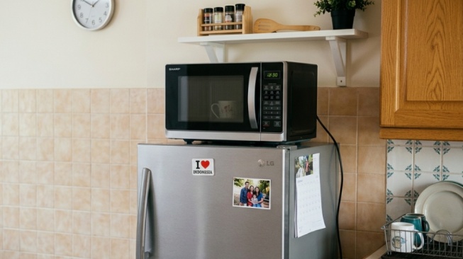 Apakah Aman Menaruh Microwave di Atas Kulkas? Hati-Hati, 4 Bahaya Ini Mengintai Dapur
