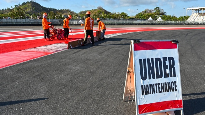 Sejumlah pekerja menyelesaikan pengecatan pinggir lintasan Sirkuit Internasional Pertamina Mandalika di KEK Mandalika, Kuta, Praya, Lombok Tengah, NTB, Kamis (17/9/2026). [ANTARA FOTO/Ahmad Subaidi/nym]