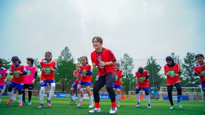 Duo Legenda Timnas Jepang Latih 74 Pesepak Bola Putri Muda Indonesia di Jakarta. [Dok. MLSC]