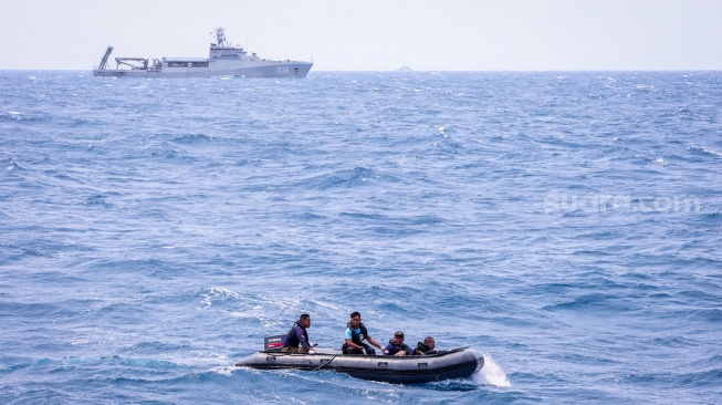Personel TNI AL menaiki perahu karet saat operasi SAR KM Virgo Transport 8 di Perairan Laut Jawa, Rabu (16/9/2026). [ANTARA FOTO/Rizal Hanafi/rwa]