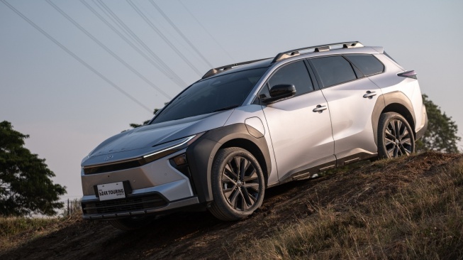 Toyota bZ4X Touring saat diajak melibas jalur off road di Sirkuit Goro Assalam, Solo, Jawa Tengah. (Foto: TAM)