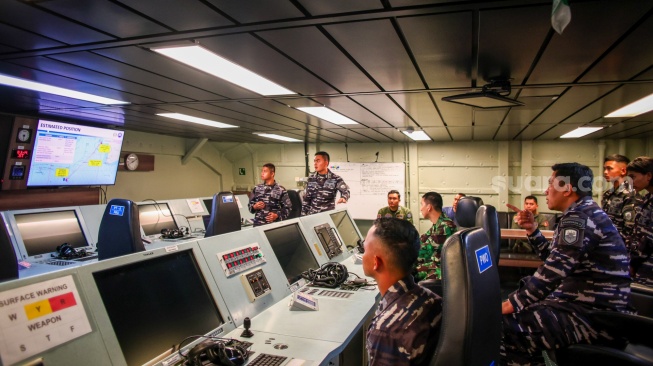 Komandan KRI I Gusti Ngurah Rai-332 Kolonel Laut (P) Ahmad Makmur Ikhlas (kanan) memimpin briefing operasi SAR KM Virgo Transport 8 di atas KRI I Gusti Ngurah Rai-332 di Perairan Laut Jawa, Rabu (16/9/2026). [ANTARA FOTO/Rizal Hanafi/rwa]
