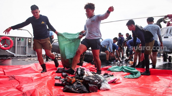 Personel TNI AL mengumpulkan hasil temuan paket saat operasi SAR KM Virgo Transport 8 di Perairan Laut Jawa, Rabu (16/9/2026). [ANTARA FOTO/Rizal Hanafi/rwa]