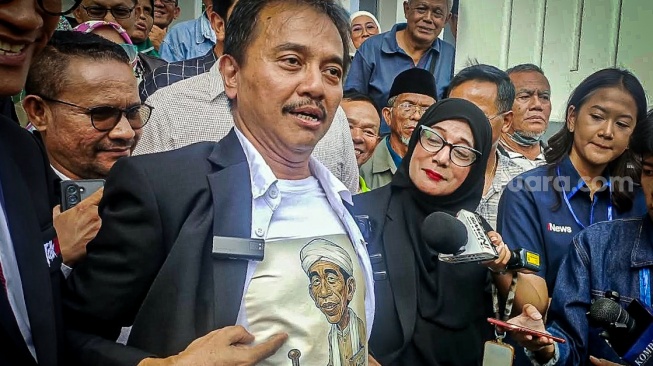 Aksi Nyentrik Roy Suryo di Sidang Perdana: Bawa Wayang Petruk hingga Pamer Kaos Gambar Jokowi