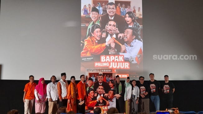 Film Bapak Paling Jujur yang dibintangi Andovi da Lopez dan Soleh Solihun merupakan film satir politik yang menyentil budaya suka bohong. Film ini siap tayang di bioskop pada 15 Oktober 2026. [Alya Khairunnisa/Suara.com]