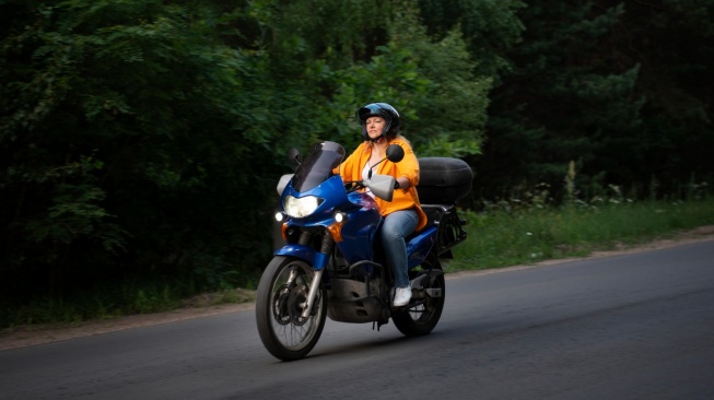 Bagaimana Cara Mencegah Cushion Bergeser dan Menempel pada Bagian Dalam Helm saat Naik Sepeda Motor?
