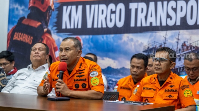 Kepala Basarnas Marsekal Madya TNI Mohammad Syafii (kedua kiri) didampingi Wakil Menteri Perhubungan Suntana (kiri) dan Direktur Operasi Basarnas Laksma TNI Yudhi Bramantyo (kanan) memberikan keterangan update penanganan kecelakaan Kapal Motor Penumpang (KMP) Virgo Transport 8 di Posko Nasional Pelabuhan Tri Sakti, Banjarmasin, Kalimantan Selatan, Rabu (16/9/2026). [ANTARA FOTO/Bayu Pratama S/rwa]
