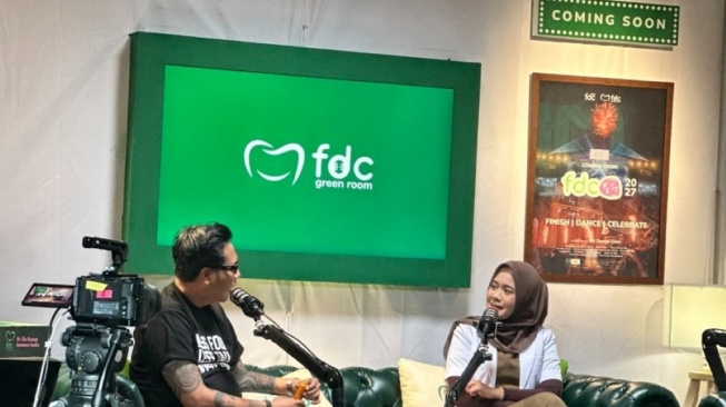 Gofar Hilman bahas masalah veneer gigi bersama drg. Nadya dari FDC Dental Clinic. (Dok. FDC)