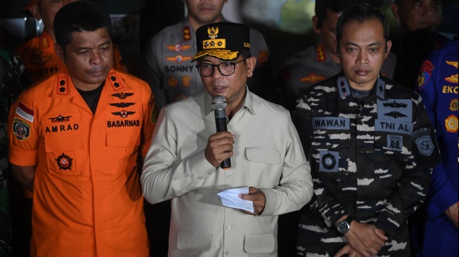 Gubernur Banten Andra Soni (tengah) didampingi Kepala Kantor Basarnas Banten Al Amrad (kiri) dan Komandan Lanal (Danlanal) Banten Letkol Laut (P) Wawan Subagyo Mardani (kanan) memberikan keterangan terkait operasi SAR pencarian jurnalis dan awak kapal yang hilang kontak di Carita, Pandeglang, Banten, Kamis (17/9/2026). [ANTARA FOTO/Akbar Nugroho Gumay/kye]