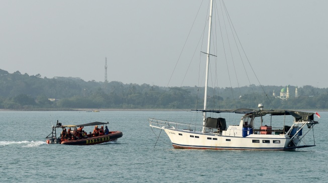 Personel tim SAR gabungan yang menaiki kapal Rigid Inflatable Boat (RIB) 02 Banten melakukan operasi pencarian pada hari kesepuluh terhadap lima jurnalis dan tiga awak kapal yang hilang kontak di Carita, Pandeglang, Banten, Kamis (17/9/2026). [ANTARA FOTO/Indrianto Eko Suwarso/kye]