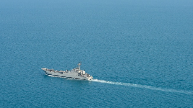 KRI Teluk Gilimanuk-531 mengarungi perairan Selat Sunda saat melakukan operasi pencarian lima jurnalis dan tiga awak kapal yang hilang kontak pada hari kesepuluh, Banten, Kamis (17/9/2026). [ANTARA FOTO/Indrianto Eko Suwarso/kye]