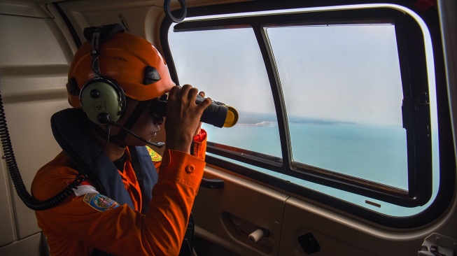 Personel Basarnas menggunakan helikopter Dauphin HR 4606 untuk melakukan pengamatan dalam operasi pencarian melalui jalur udara terhadap lima jurnalis dan tiga awak kapal yang hilang kontak pada hari kesepuluh di perairan Selat Sunda, Banten, Kamis (17/9/2026). [ANTARA FOTO/Indrianto Eko Suwarso/kye]