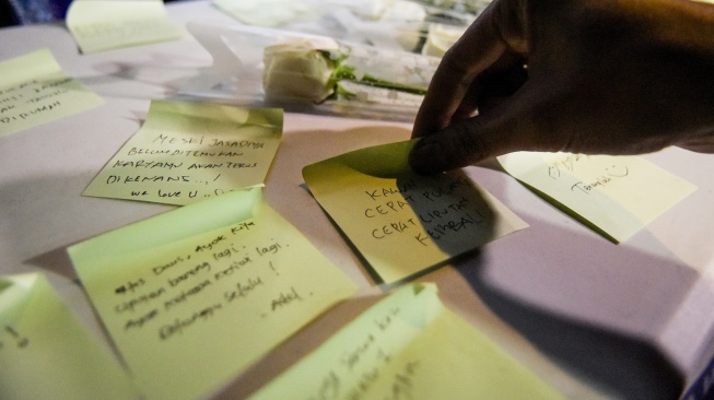 Jurnalis meletakkan pesan saat mengikuti doa bersama untuk jurnalis dan awak kapal yang hilang kontak di Carita, Pandeglang, Banten, Kamis (17/9/2026). [ANTARA FOTO/Rivan Awal Lingga/kye]