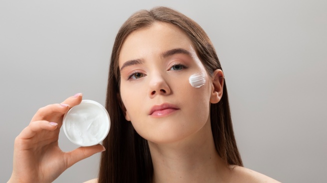 ilustrasi moisturizer (magnific)