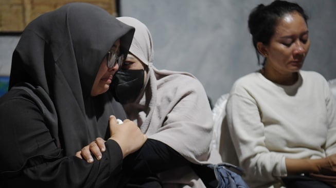 Istri jurnalis ANTARA yang hilang kontak, M Bagus Khoirunas, Desi Purnama Sari (kiri); istri jurnalis Merdeka.com, Arie Basuki, Yanti (tengah); dan istri jurnalis iNews, Yudistiro Pranoto, Rodiah Nasution (kanan), menangis usai pertemuan dengan tim SAR gabungan di Carita, Pandeglang, Banten, Kamis (17/9/2026). [ANTARA FOTO/Akbar Nugroho Gumay/kye]