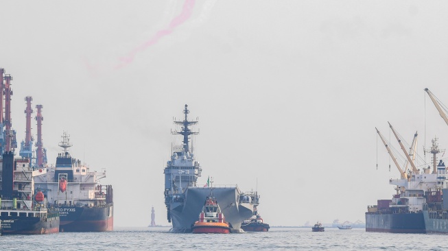 Kapal induk ITS Giuseppe Garibaldi-551 (tengah) bersandar di Dermaga 107 Pelabuhan Tanjung Priok, Jakarta, Jumat (18/9/2026). [ANTARA FOTO/Muhammad Adimaja/agr]
