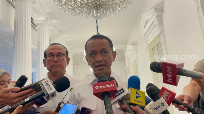 Menteri Energi dan Sumber Daya Mineral (ESDM), Bahlil Lahadalia usai menghadiri rapat paripurna bersama Dewan Energi Nasional (DEN) di Istana Merdeka, Jakarta pada Kamis (17/9/2026) malam. [Suara.com/Yaumal]