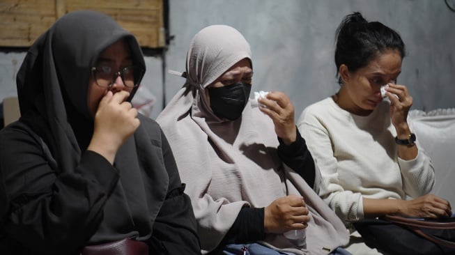 Istri jurnalis ANTARA yang hilang kontak, M Bagus Khoirunas, Desi Purnama Sari (kiri); istri jurnalis Merdeka.com, Arie Basuki, Yanti (tengah); dan istri jurnalis iNews, Yudistiro Pranoto, Rodiah Nasution (kanan), menangis usai pertemuan dengan tim SAR gabungan di Carita, Pandeglang, Banten, Kamis (17/9/2026). [ANTARA FOTO/Akbar Nugroho Gumay/kye]
