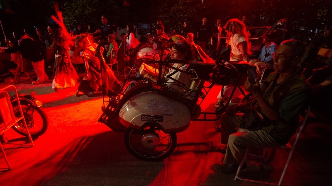 Pengunjung duduk di bangku becak listrik saat acara Becak Drive-in Cinema dalam rangkaian Kotabaru Heritage Festival (KHFF) 2026 di Pasar Terban, Yogyakarta, Kamis (17/9/2026). [ANTARA FOTO/Andreas Fitri Atmoko/kye]