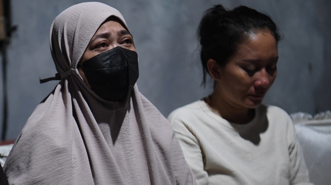 Istri jurnalis Merdeka.com yang hilang kontak, Arie Basuki, Yanti (kiri), dan istri jurnalis iNews, Yudistiro Pranoto, Rodiah Nasution (kanan), menangis usai pertemuan dengan tim SAR gabungan di Carita, Pandeglang, Banten, Kamis (17/9/2026). [ANTARA FOTO/Akbar Nugroho Gumay/kye]