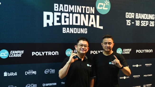 Legenda bulu tangkis Indonesia, Ricky Soebagdja (kanan) saat menyaksikan Campus League Badminton Regional Bandung. [Dok. Campus League]