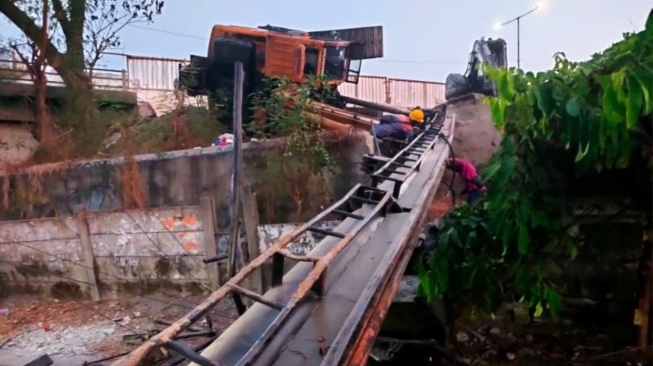 Detik-Detik Crane Proyek Tol Surabaya-Gempol Terguling, Tiang Listrik Ikut Ambruk