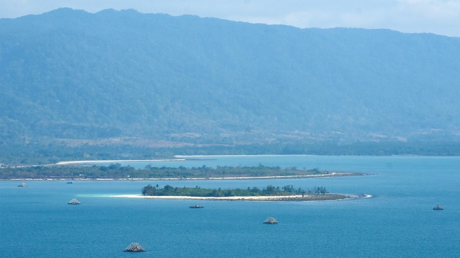 Foto udara pesisir Banten saat helikopter Dauphin HR 4606 Basarnas melakukan pencarian lima jurnalis dan tiga awak kapal yang hilang kontak di perairan Selat Sunda pada hari kesepuluh, Banten, Kamis (17/9/2026). [ANTARA FOTO/Indrianto Eko Suwarso/kye]