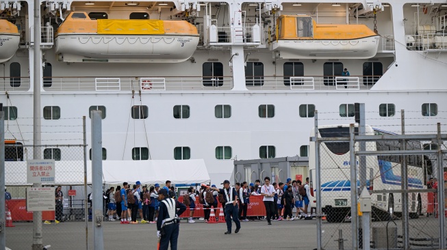 Sejumlah atlet dan ofisial menunggu kedatangan bus di Kapal Pesiar Costa Serena di Pelabuhan Nagoya, Aichi, Jepang, Jumat (18/9/2026). [ANTARA FOTO/Fauzan/wpa]