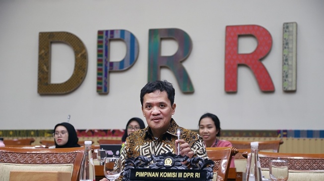 Ketua Komisi III DPR RI, Habiburokhman dalam Rapat Dengar Pendapat Umum (RDPU) bersama Pusat Kajian Anti Korupsi atau Pukat UGM di Gedung DPR, Senayan, Jakarta, pada Senin (14/9/2026).