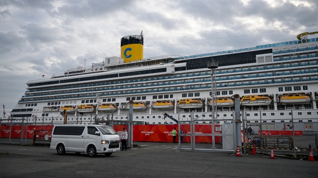 Kendaraan melintas di depan Kapal Pesiar Costa Serena di Pelabuhan Nagoya, Aichi, Jepang, Jumat (18/9/2026). [ANTARA FOTO/Fauzan/wpa]