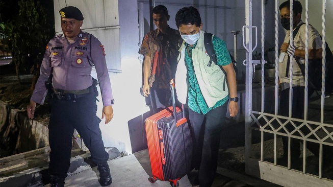 Petugas Komisi Pemberatasan Korupsi (KPK) membawa koper seusai melakukan penggeledahan di rumah Direktur Jenderal Pengendalian dan Penertiban Tanah dan Ruang (Dirjen PPTR) Kementerian ATR/BPN, Lampri di Perumahan Jatiwaringin Asri, Pondok Gede, Kota Bekasi, Jawa Barat, Jumat (18/9/2026). [ANTARA FOTO/Darryl Ramadhan/wpa]