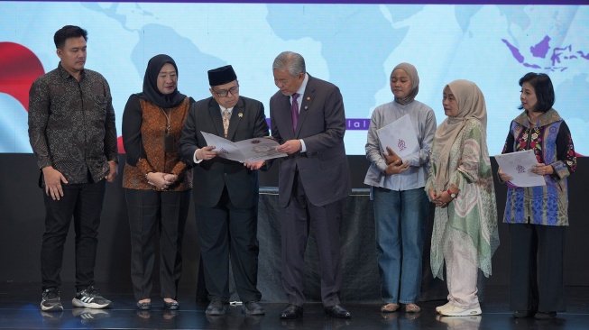 Kepala Badan Penyelenggara Jaminan Produk Halal (BPJPH) Ahmad Haikal Hasan (kiri) berbincang dengan Wakil Perdana Menteri Malaysia Ahmad Zahid Hamidi disaksikan pelaku UMKM saat menghadiri pembukaan Halal 20 (H20) Summit ke-5 di Jakarta, Jumat (18/9/2026). [handout]