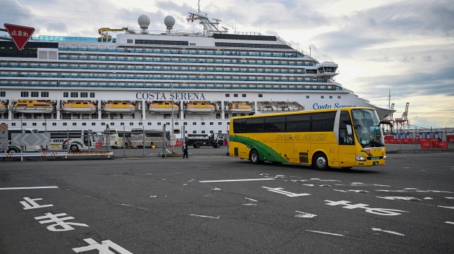 Bus yang membawa atlet dan ofisial melintas keluar dari Kapal Pesiar Costa Serena di Pelabuhan Nagoya, Aichi, Jepang, Jumat (18/9/2026). [ANTARA FOTO/Fauzan/wpa]